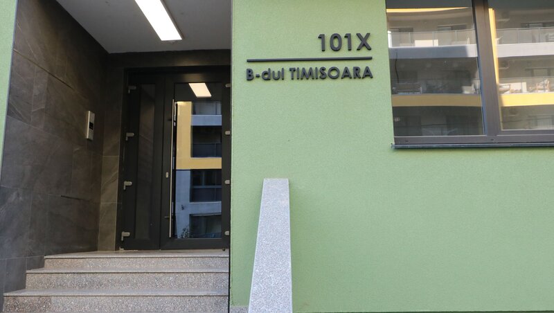 Trei camere la parter cu curte proprie de 57 mp, 2 bai, pozitie pe sud, comision 0%.